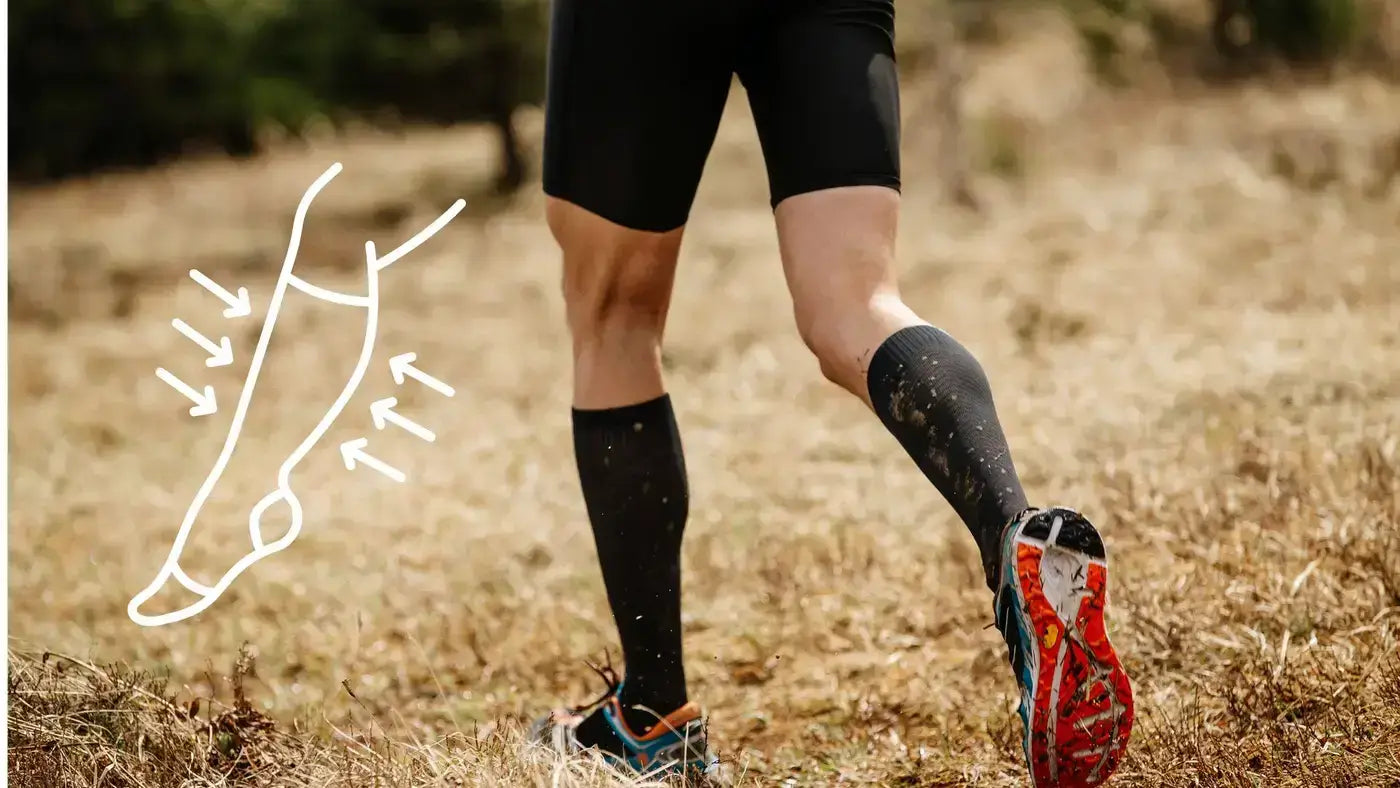 Homme qui court dans la nature avec des chaussettes de compression sportive