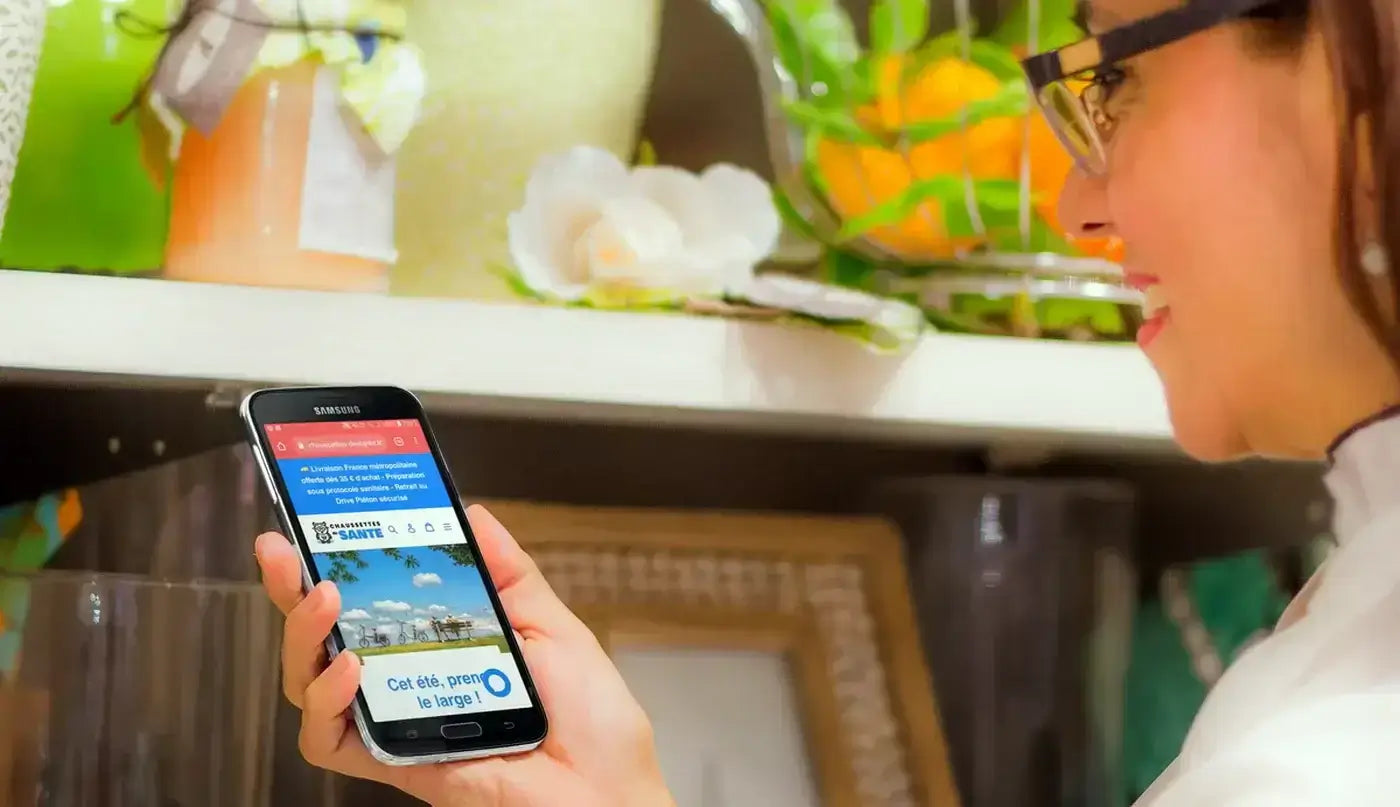 Jeune femme qui passe commande de chaussettes extra larges pour sa maman en maison de retraite