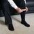 Homme portant des chaussettes sans couture homme femme, réduisant les frottements pour un confort optimal.