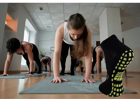 Les chaussettes avec des semelles antidérapantes sont idéales sur les tapis de sport pour pratiquer le yoga et le pilate