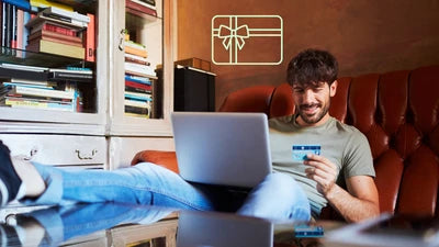 Un homme achète une e-carte cadeau chaussettes-de-sante.fr