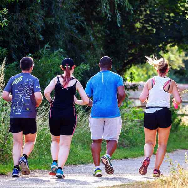 Coureurs a pieds en surpoids pratiquant le jogging en pleine nature