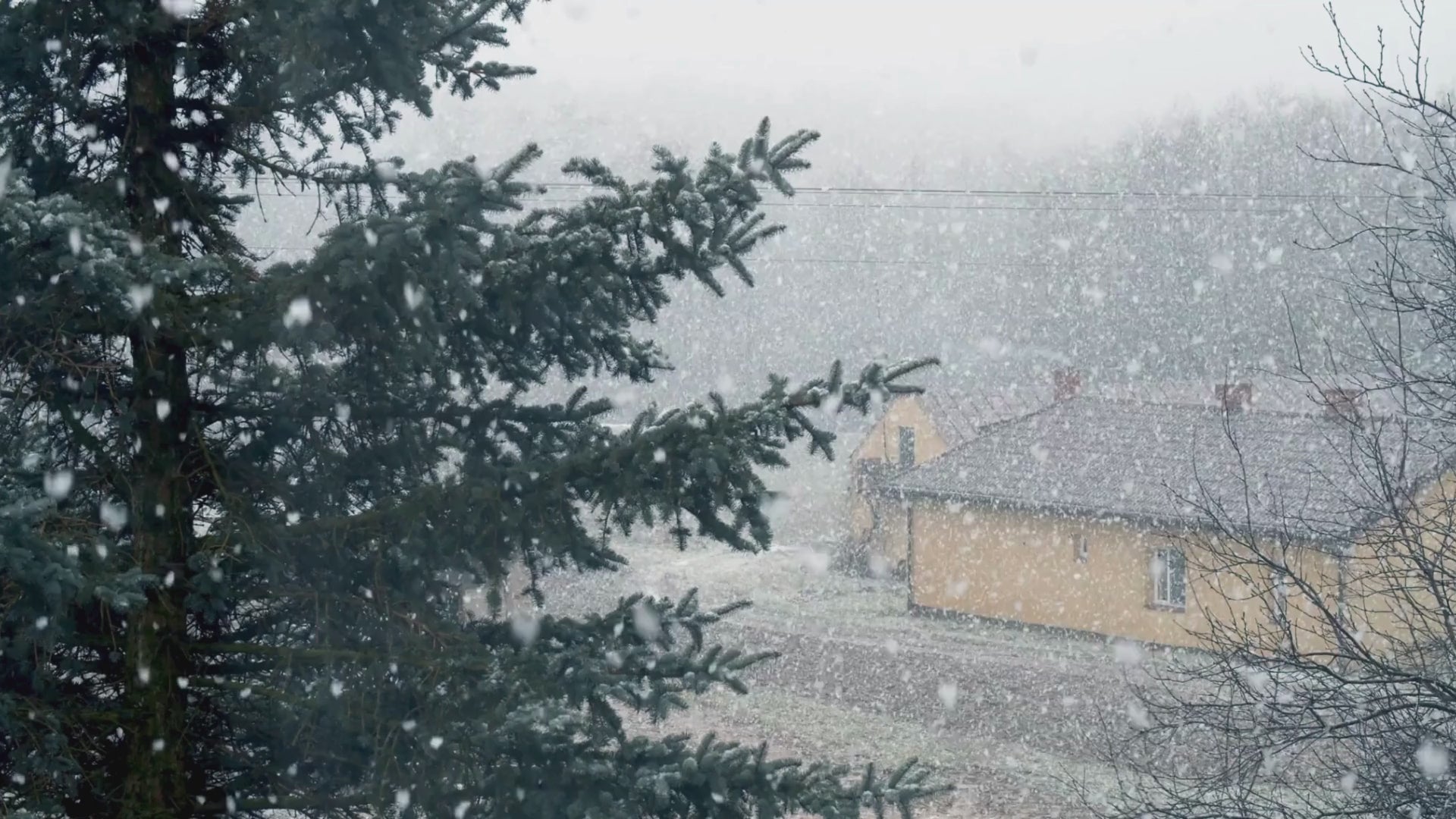 Neige qui tombe en hiver dans les villages de montagne