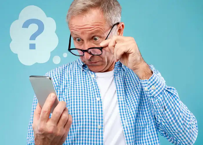 Homme senior recherche des réponses à ses questions sur les chaussettes de sante