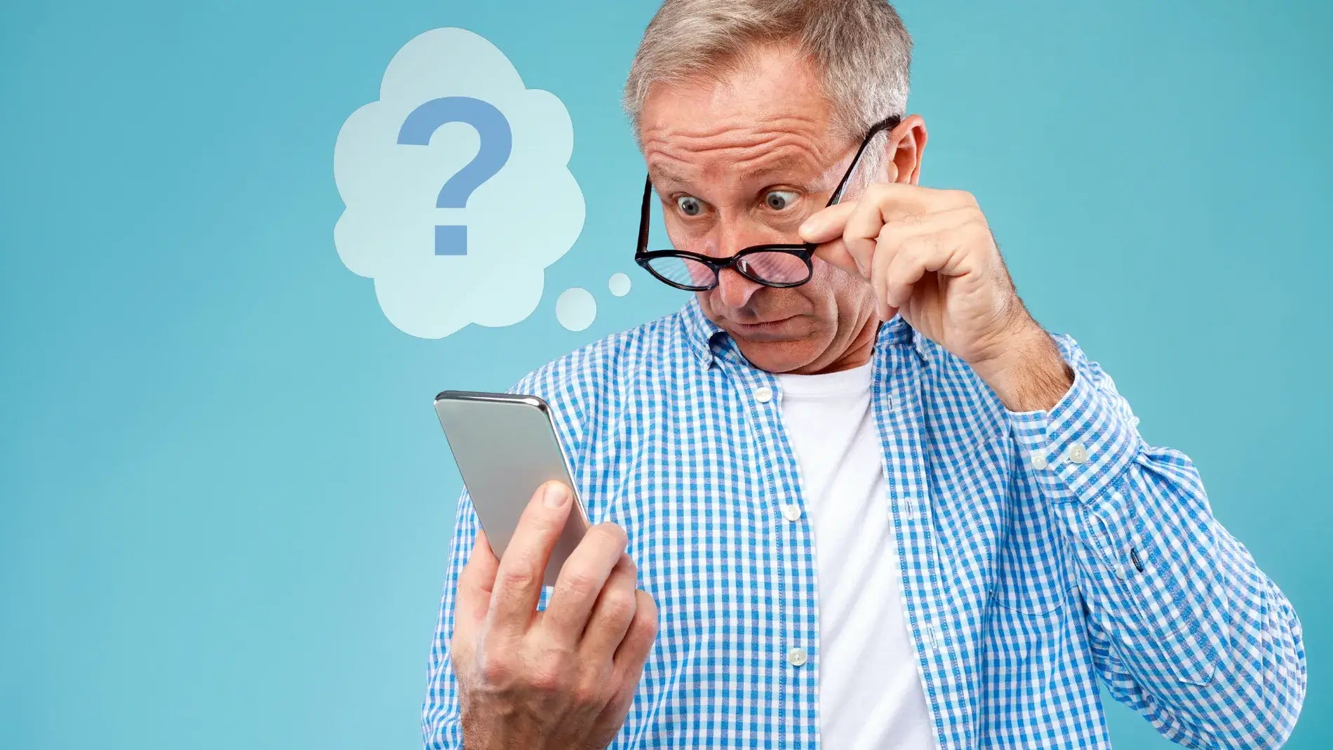 Homme senior se pose des questions sur le choix de ses chaussettes de sante