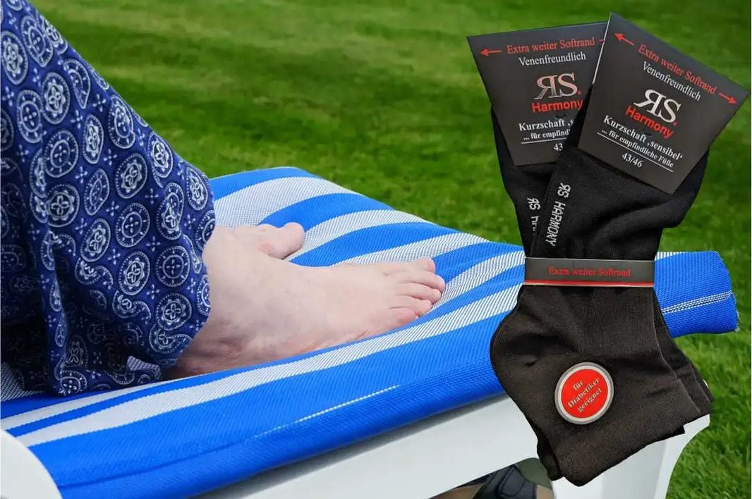 Femme avec des chevilles gonflées allongée sur un bain de soleil