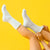 Chaussettes polaires chaudes et douces présentées sur un lit avec une décoration hivernale.