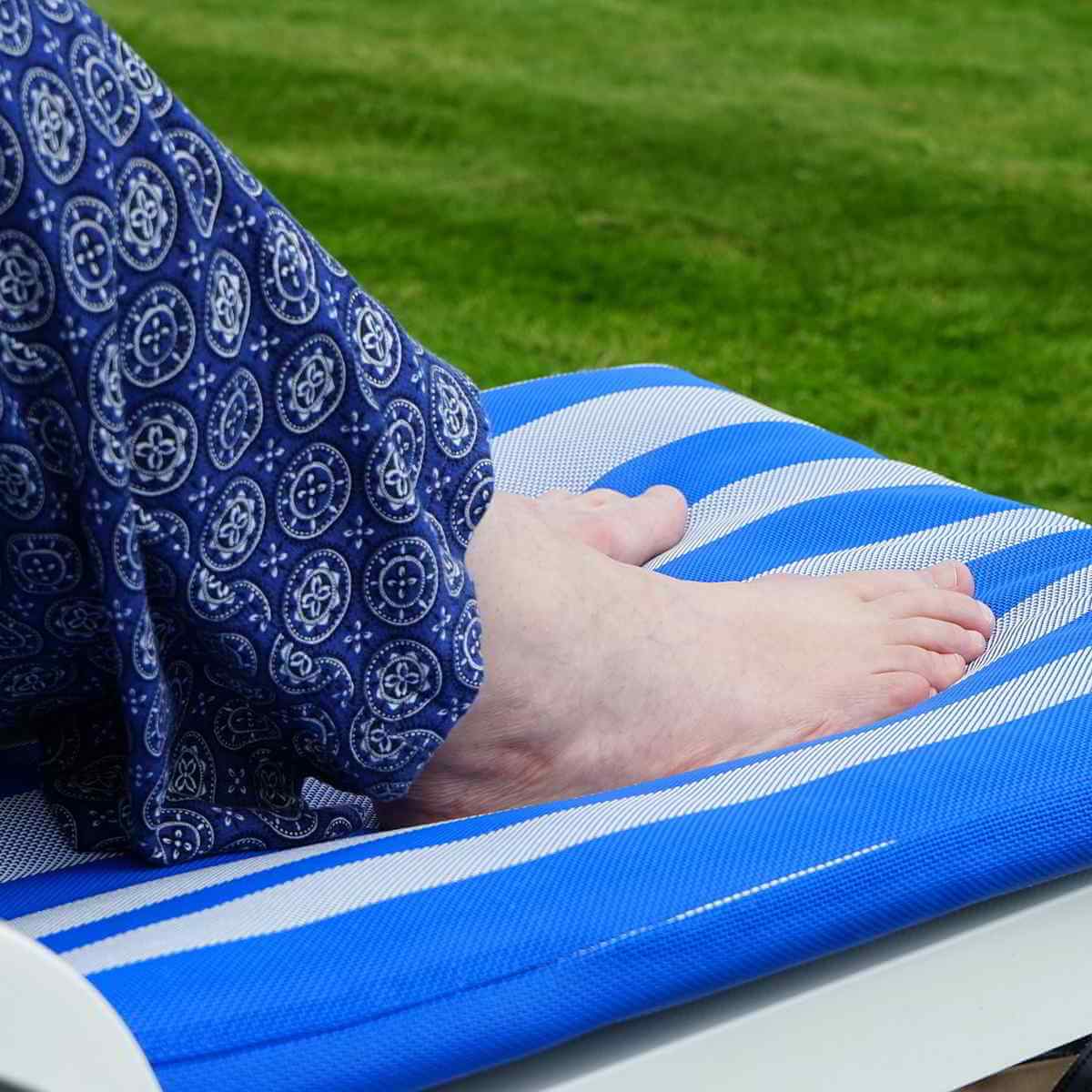 Pieds forts sur coussins bleus et blancs